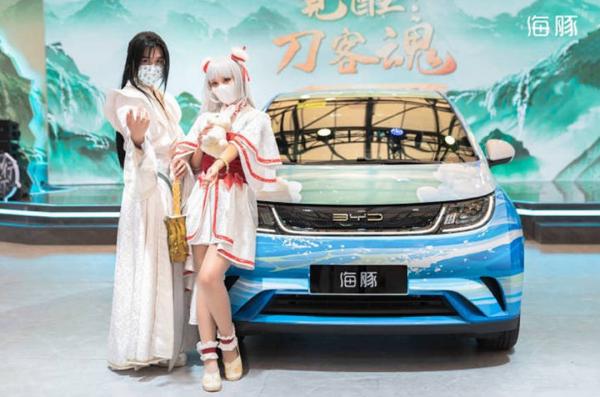 比亞迪海豚實(shí)車(chē)參展ChinaJoy：國(guó)風(fēng)漫畫(huà)涂裝售價(jià)11-13萬(wàn)之間